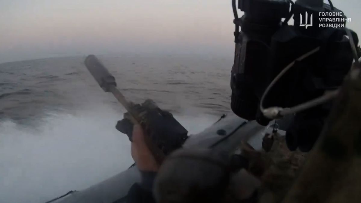 Souboj Ukrajinců v člunech s ruskou stíhačkou. Akční video z osvobození těžebních věží